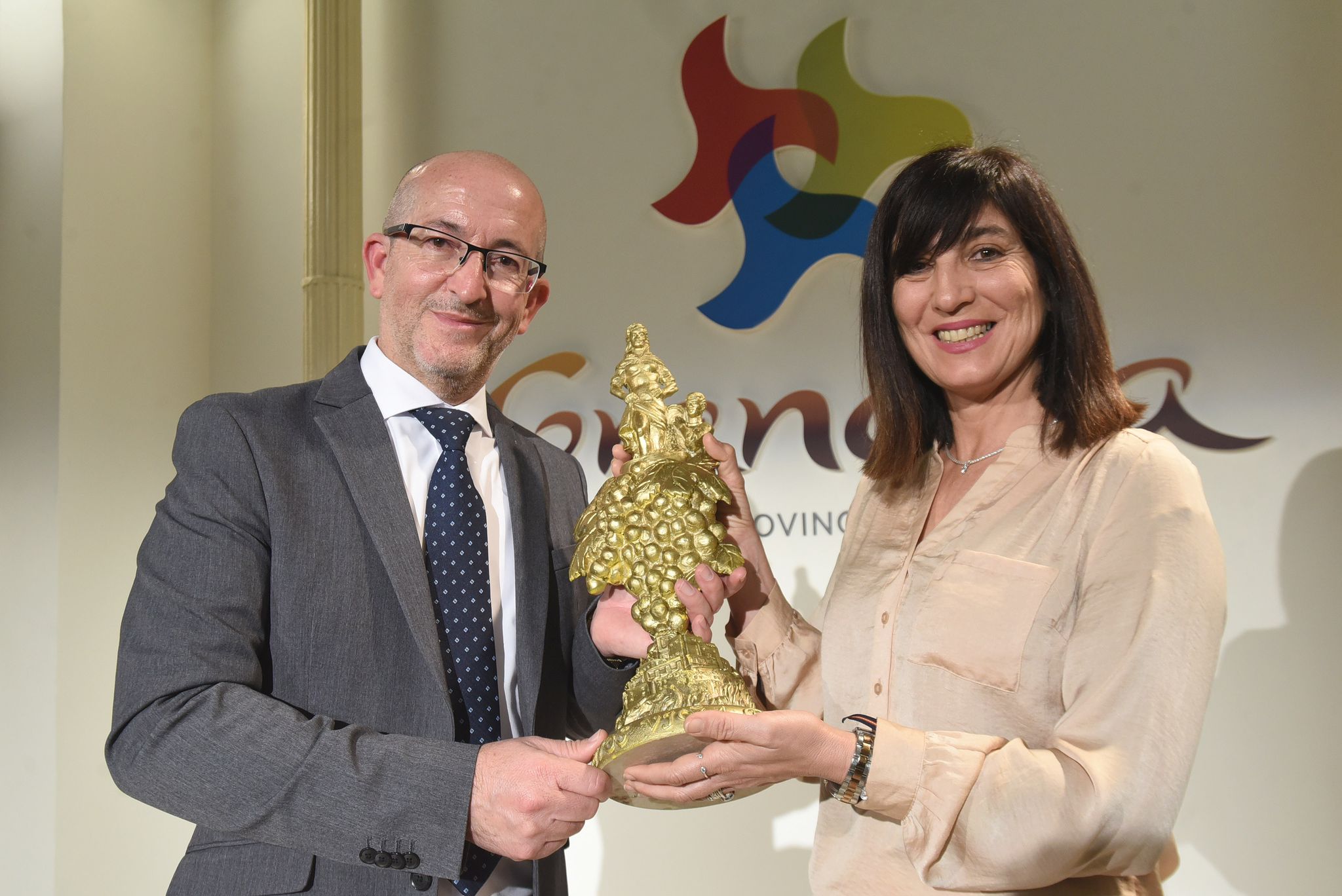 El alcalde de Torvizcón junto a la diputada de cultura en la presentación de los premios