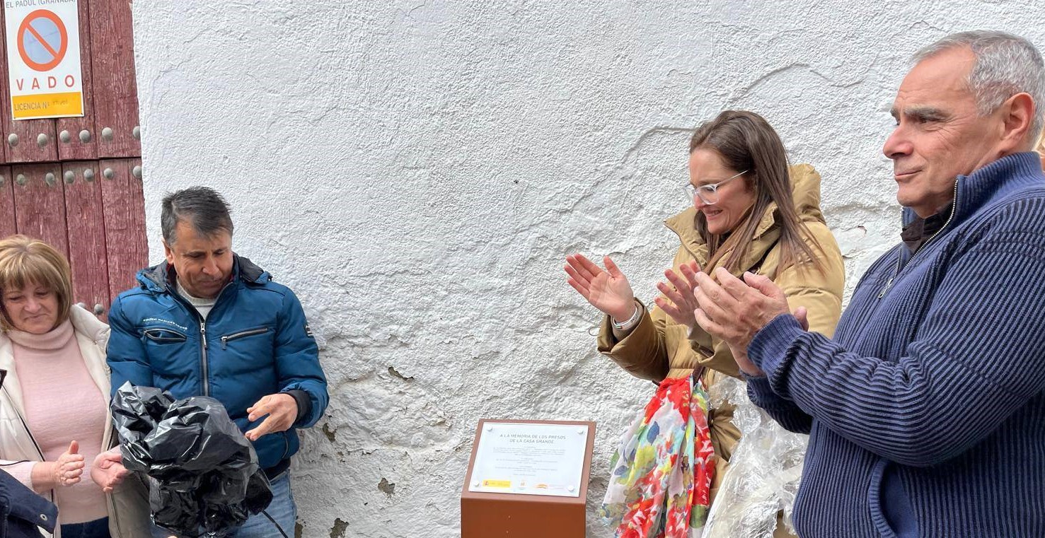 Padul honra la memoria de las víctimas de la represión con una placa en la Casa Grande