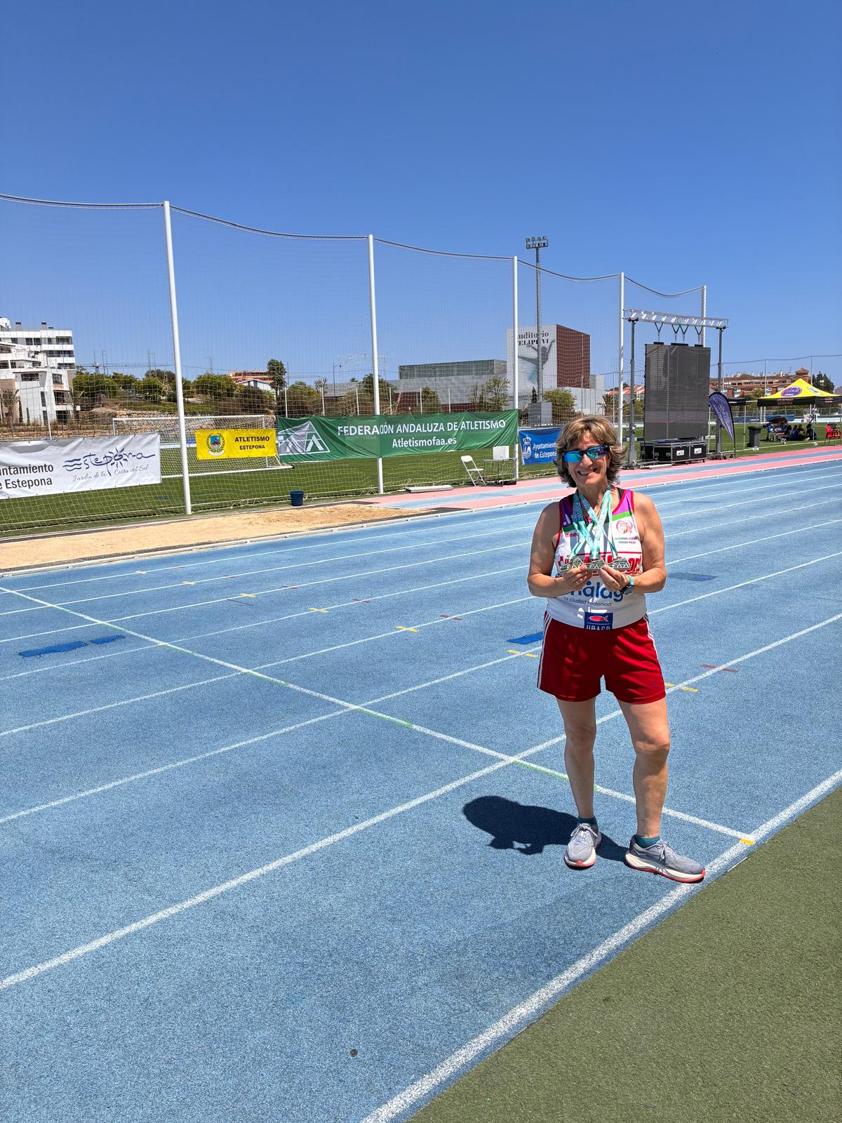 La paduleña Encarni Villena consigue dos medallas de oro y una de plata en el Campeonato Andalucía de atletismo máster al aire libre