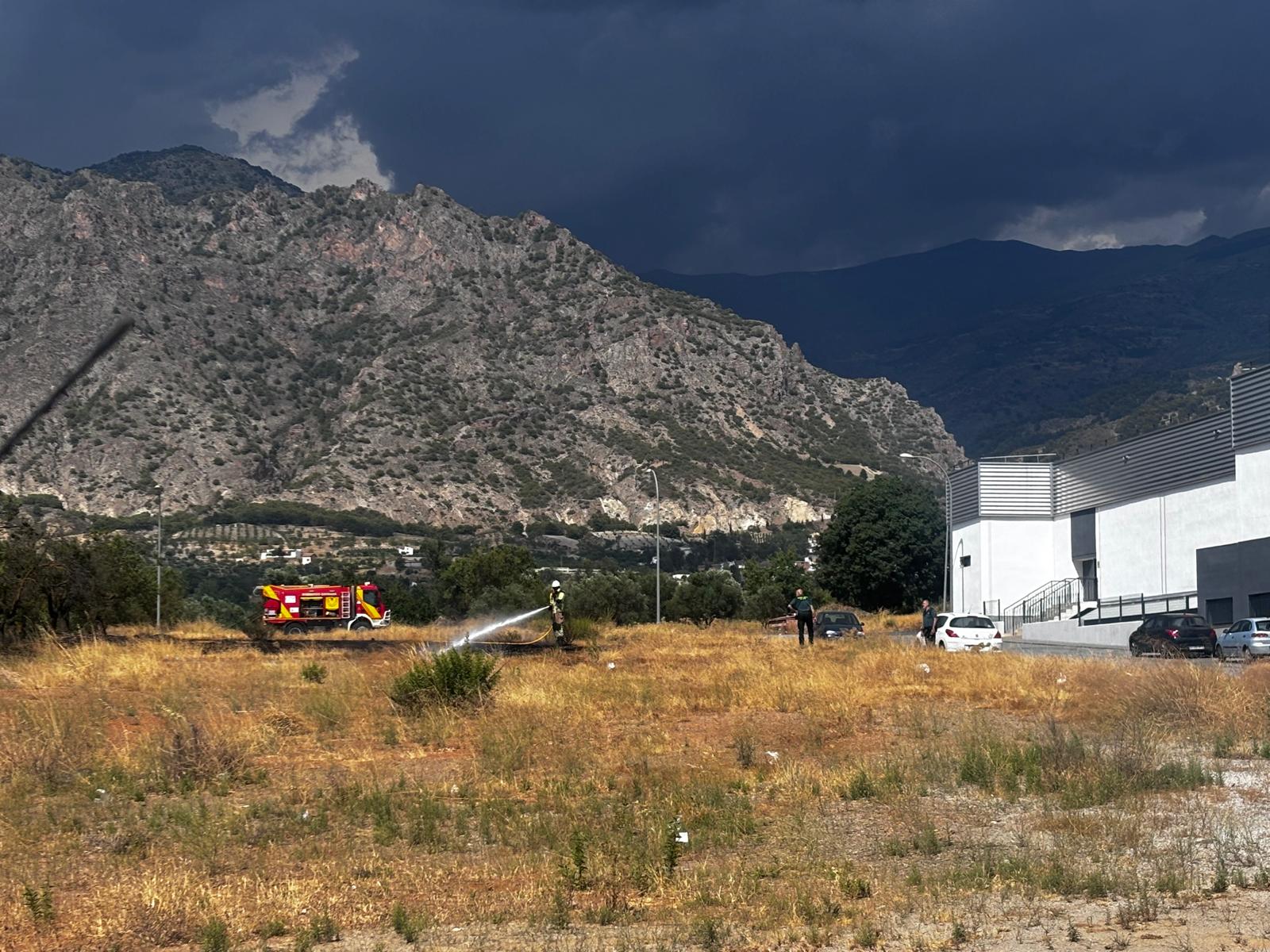 Extinguido un incendio declarado al lado de una...