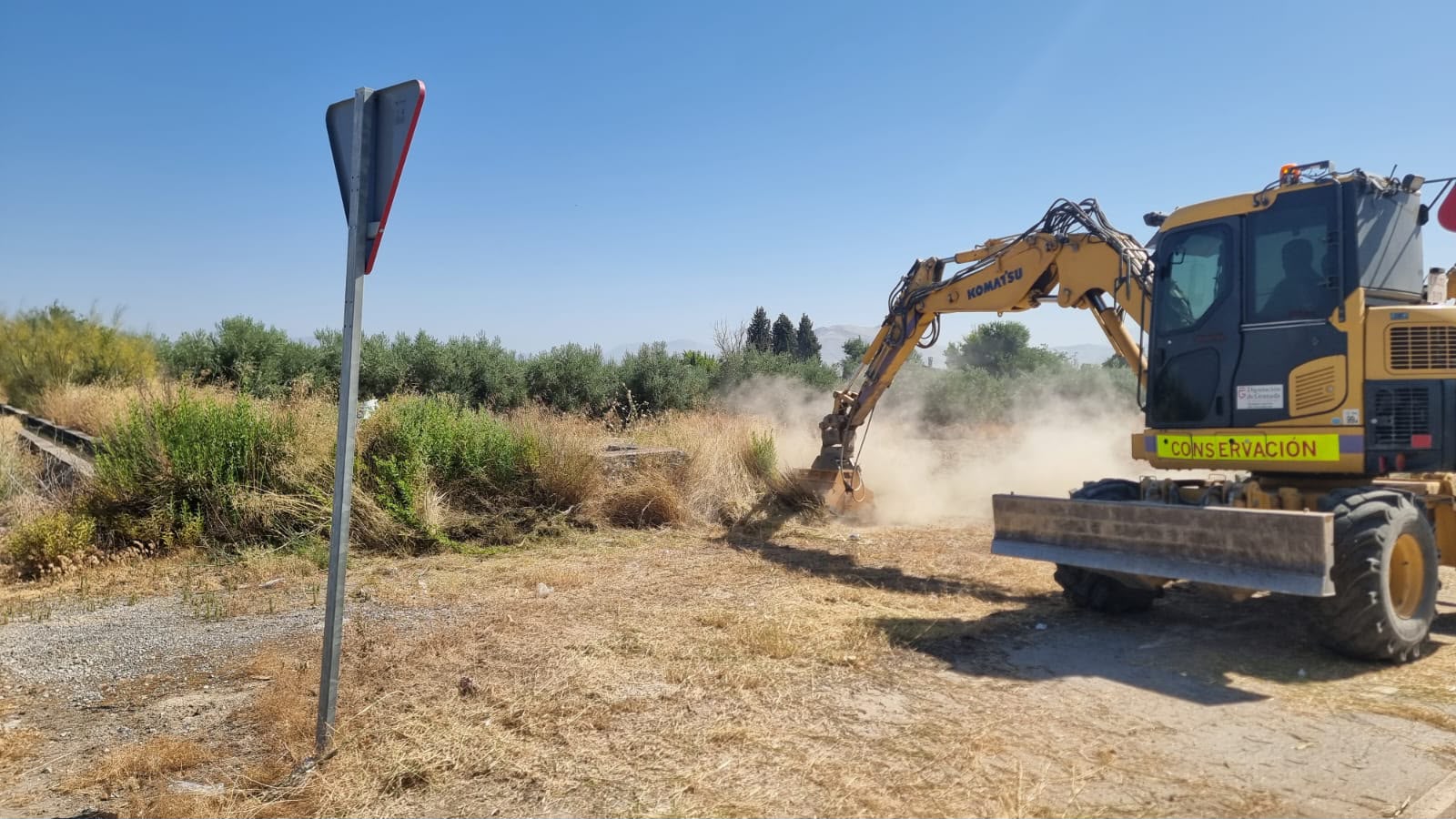 Diputación continua con la campaña de desbroce y limpieza de la red viaria provincial para prevenir incendios