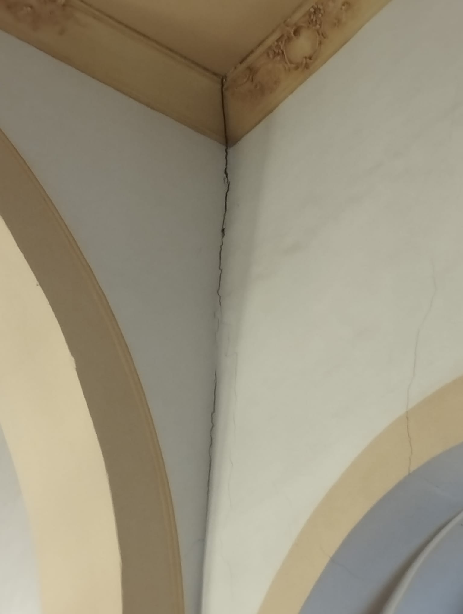 La Iglesia de Murchas cierra al culto tras los desperfectos ocasionados por el terremoto