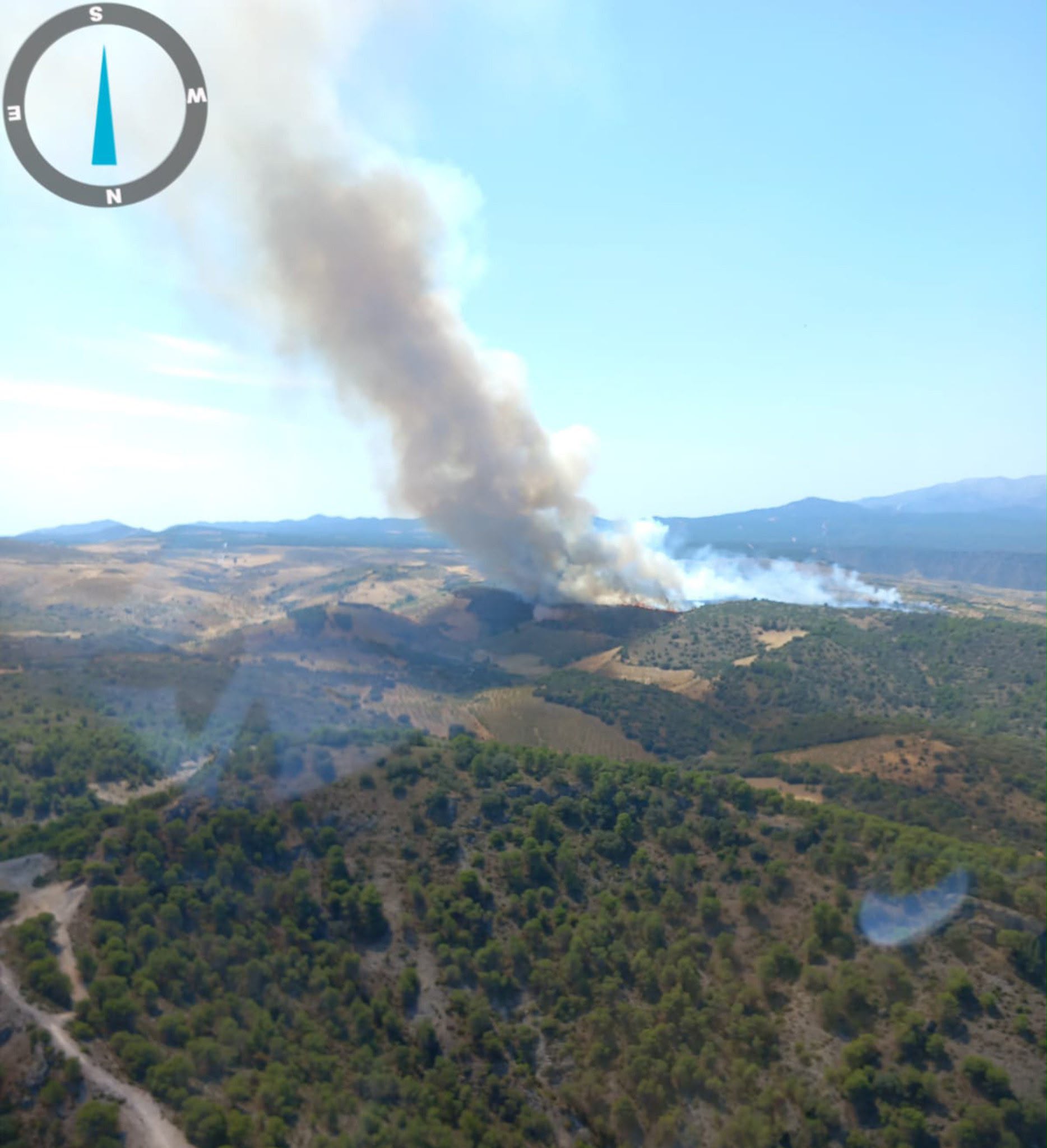 Amplían el dispositivo para combatir el incendio forestal de Albuñuelas