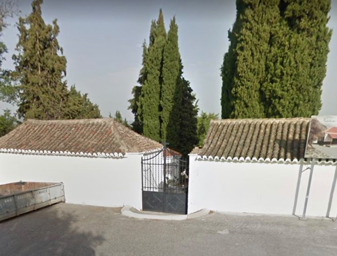 Más de diez lápidas han resultado afectadas por actos vandálicos en el Cementerio Municipal de Nigüelas