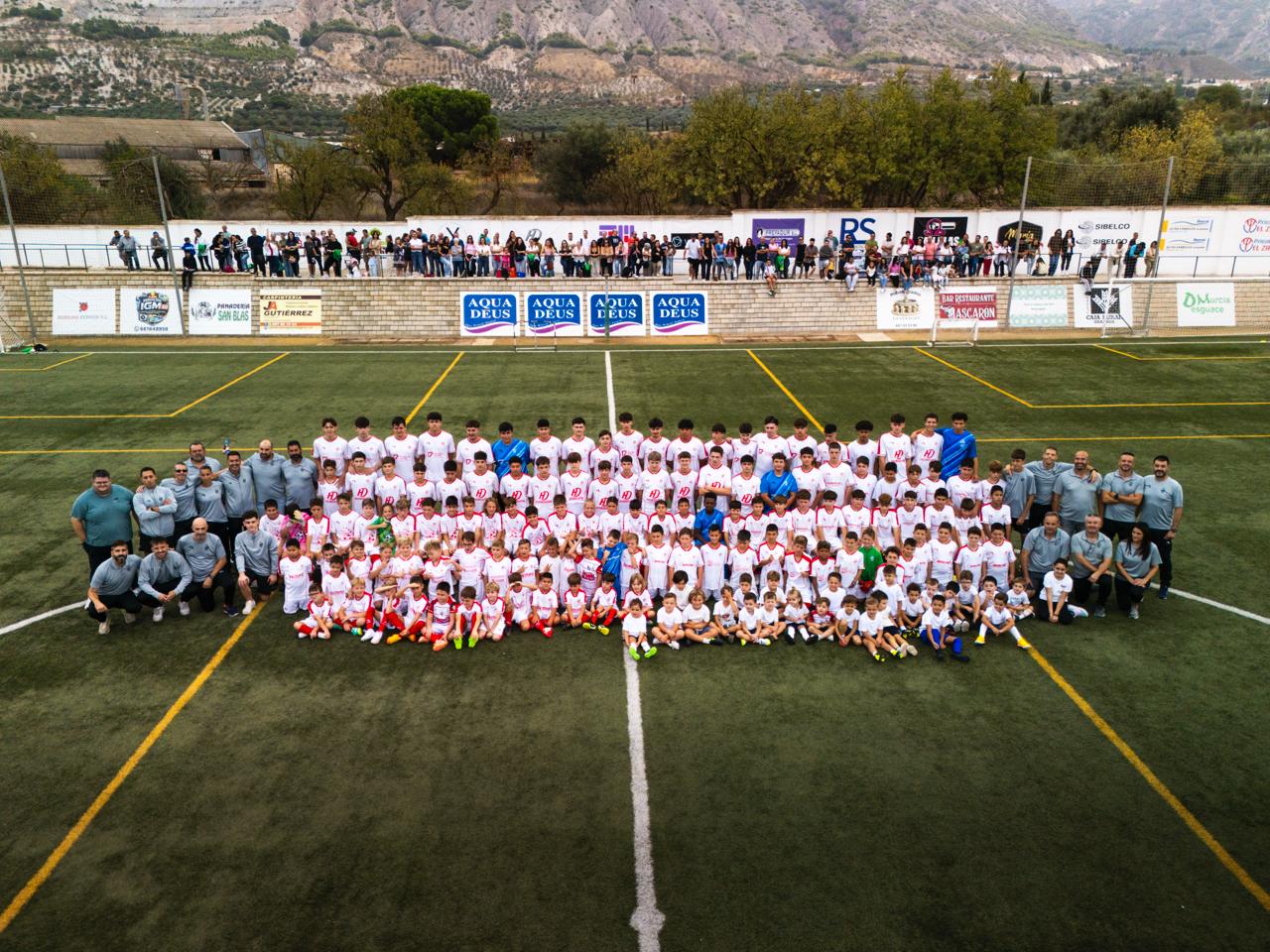 El Club Deportivo Dúrcal presenta a sus diez equipos en una jornada de ilusión y celebración