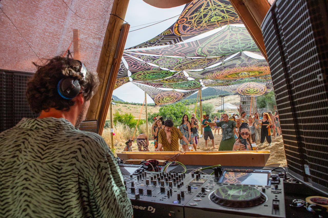 Tropidelia llega al Valle de Lecrín, una fiesta solar frente al Pantano de Béznar