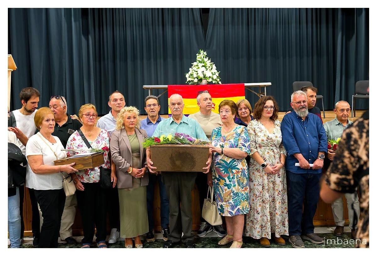 El Ayuntamiento de Padul entrega sus restos a las familias de las dos primeras víctimas de la represión franquista identificadas en su cementerio municipal